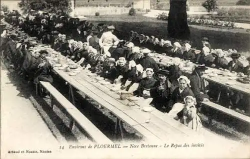 Ak Ploermel Morbihan, Vielzahl von Männern, Frauen, Kindern an langen Tischen, traditionelles Fes