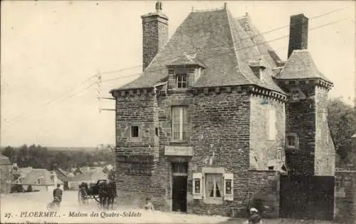 Ak Ploermel Morbihan,  Maison des Quatre-Soldats,  Architektur, Menschen auf der Straße