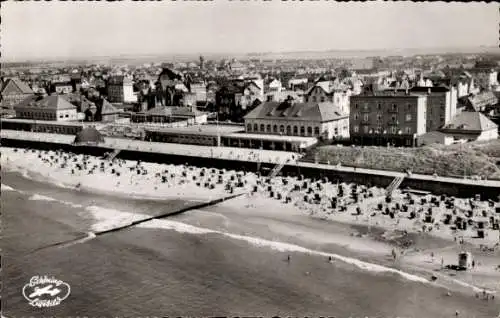 Ak Westerland auf Sylt, Luftaufnahme von Westerland, Strand, Stadtansicht, Badekörbe