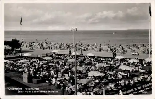 Ak Ostseebad Travemünde Lübeck, Ostseebad  Blick vom Städtischen Kursaal, Strand mit Urlaubern