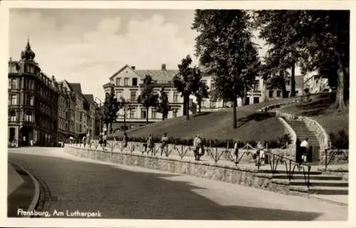 Ak Flensburg in Schleswig Holstein, Am Lutherpark, Gebäude, Treppe, Bäume, Menschen