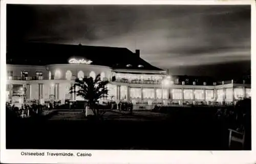 Ak Ostseebad Travemünde Lübeck, Casino, Ostseebad  Nachtaufnahme, geschäftiges Treiben