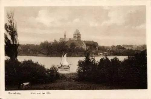 Ak Ratzeburg im Herzogtum Lauenburg, Blick auf die Stadt, Kirche, Segelboot, See, Natur