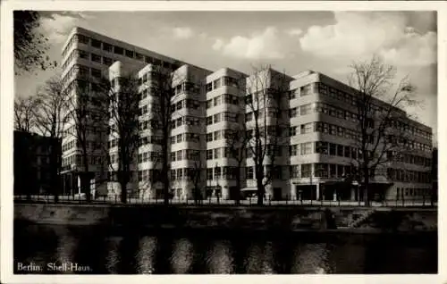 Ak Berlin Tiergarten, Shell-Haus, modernes Gebäude, Wasser, Bäume