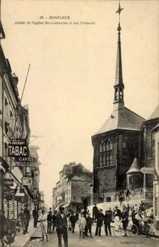 Ak Honfleur Calvados, Abside der Kirche St. Catherine, Straße Prémord, alte Gebäude, Menschen