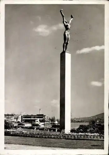 Ak Zürich Stadt Schweiz, Skulptur auf säulenartigem Sockel,  Architektur, blauer Himmel, Parkland