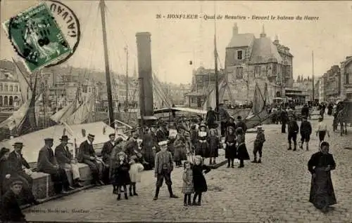 Ak Honfleur Calvados, Hafenansicht, Boote, Spaziergänger,  Architektur