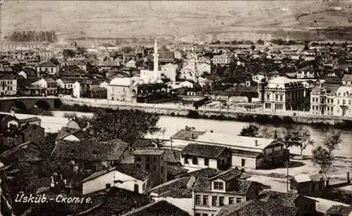 Ak Skopje Üsküb Mazedonien, Stadtansicht mit Gebäuden, Brücke und Fluss