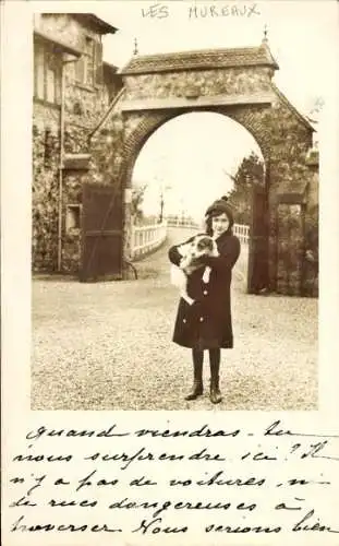 Ak Les Mureaux Yvelines, Junge mit Hund, Torbogen,  Architektur