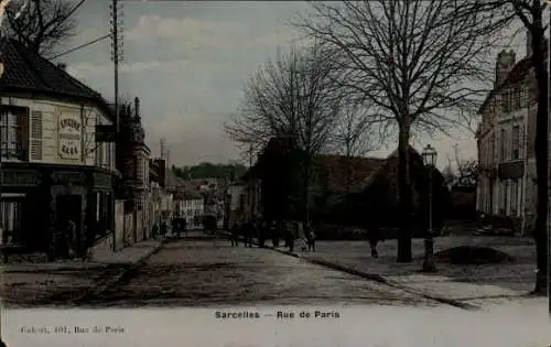 Ak Sarcelles Val d’Oise, Strasse in  fehlende Details,  Architektur, Bäume, Leute