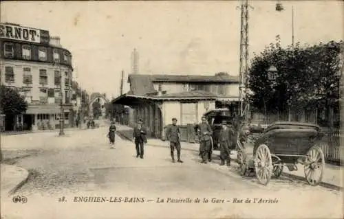 CPA Enghien-les-Bains Val d'Oise, La Passerelle de la Gare, Rue de l'Arrivée