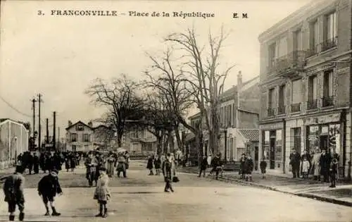Ak Franconville Val d'Oise, Vorderansicht der Place de la République, Menschen auf der Straße, Ge