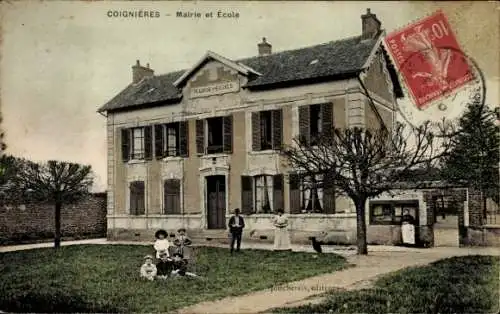 Ak Coignieres Yvelines, Mairie et École,  , Kinder spielen auf dem Rasen