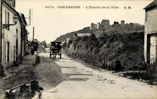 Ak Chevreuse Yvelines, Eingang zur Stadt  Kutsche, Ruinen im Hintergrund