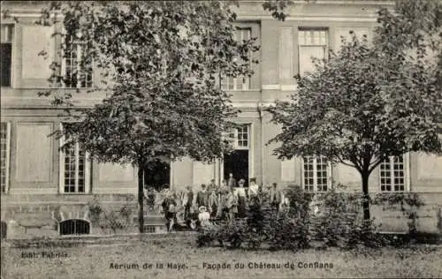 Ak Conflans Sainte Honorine Yvelines, Historisches Château, Personen stehen vor Gebäude, Bäume im