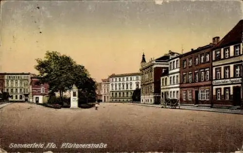 Ak Sommerfeld Engelsdorf Leipzig in Sachsen,  Pförtenerstraße,  Häuser, Platz, Wagen