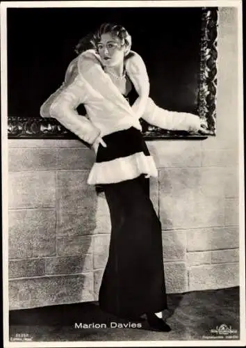 Ak Schauspielerin Marion Davies, Standportrait