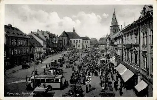 Ak Chomutov Komotau Region Aussig, Marktplatz, viele Menschen,  Gebäude, Bus, Markttreiben