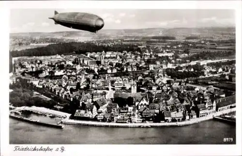 Ak Friedrichshafen am Bodensee, Luftaufnahme von  Zeppelin, Stadtlandschaft, 