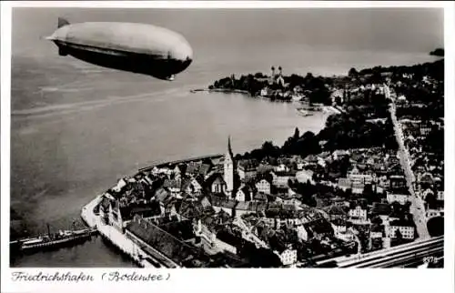 Ak Friedrichshafen am Bodensee, Luftaufnahme von  Zeppelin, Bodensee, Stadtansicht