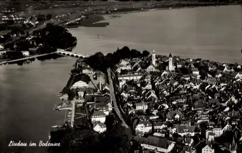 Ak Lindau am Bodensee Schwaben, Luftaufnahme der Stadt, Bodensee, Brücke, alte Gebäude