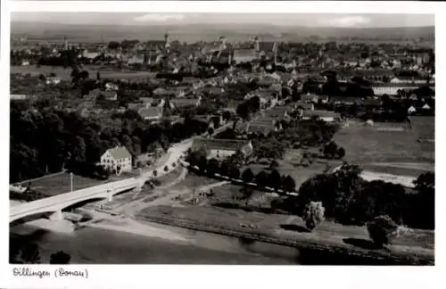 Ak Dillingen an der Donau , Luftaufnahme von  Flussansicht, Brücke