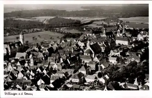 Ak Dillingen an der Donau , Luftaufnahme von Dillingen, viele Häuser und Landschaft, schwarz-weiß