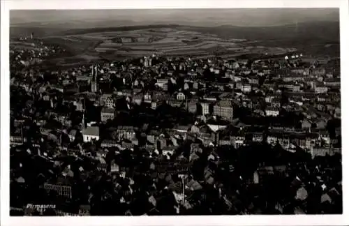 Ak Pirmasens am Pfälzerwald, Luftaufnahme von  Stadtansicht, Berge im Hintergrund