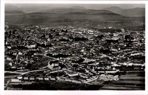 Ak Pirmasens am Pfälzerwald, Luftaufnahme von  Stadtansicht, Berge im Hintergrund