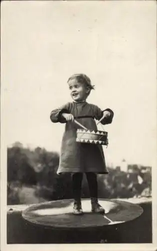 Foto Ak Kind mit Trommel, Trommler, Porträt