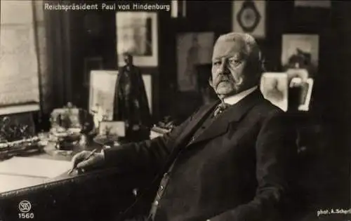 Ak Reichspräsident Paul von Hindenburg, Portrait am Schreibtisch