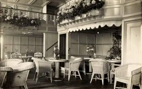 Foto Ak Dampfschiff Deutschland, HAPAG, Laube 1. Klasse, Innenansicht