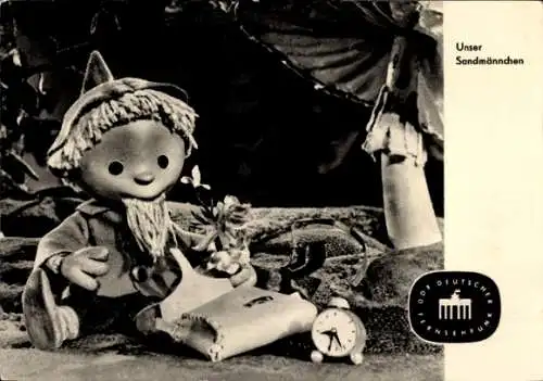 Ak Unser Sandmännchen, Sandmann, DDR Kinderfernsehen, Wecker, Pilz, Tasche, S 8/63