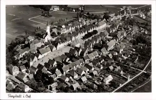 Ak Freystadt in der Oberpfalz Bayern, Luftaufnahme von   Architektur, viele Dächer