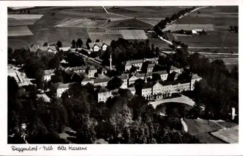 Ak Deggendorf im Bayerischen Wald Niederbayern, Luftaufnahme von  Alte Kaserne, ländliche Umgebun