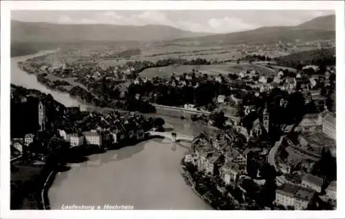 Ak Laufenburg am Hochrhein, Luftaufnahme von Laufenburg, Rheinfluss, Hügel,  Gebäude