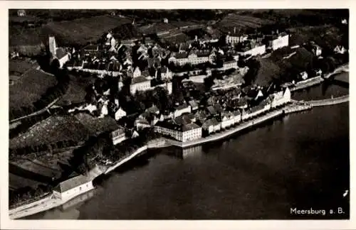 Ak Meersburg am Bodensee, Luftaufnahme von  Bodensee, r Ort, Wasserfront