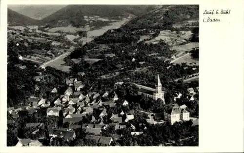 Ak Lauf in Baden Schwarzwald, Luftaufnahme von Lauf, Kirche im Vordergrund, ländliche Umgebung, m