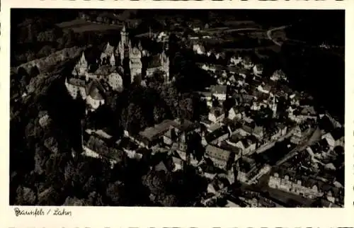 Ak Braunfels an der Lahn, Luftaufnahme von  Schloss   Architektur, Schwarz-Weiß-Fotogr...