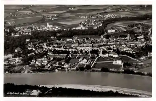 Ak Mühldorf am Inn Oberbayern, Luftaufnahme Mühldorf, Fluss, Gebäude, Felder
