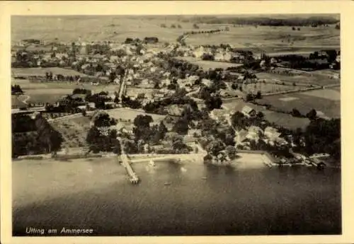 Ak Utting am Ammersee Oberbayern, Luftaufnahme von Utting, Ammersee, ruhiger See, grünes Ufer, Bä
