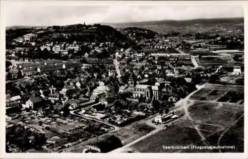 Ak Saarbrücken im Saarland, Luftaufnahme von   Gebäude, Landschaft