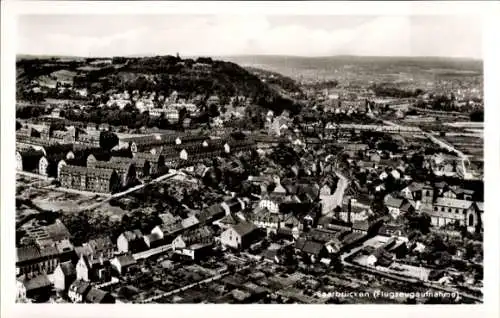 Ak Saarbrücken im Saarland, Gesamtansicht, Fliegeraufnahme