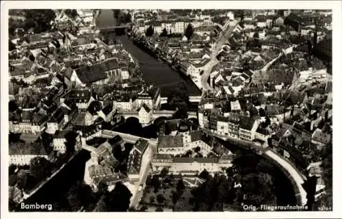 Ak Bamberg in Oberfranken, Luftaufnahme von  idyllische Altstadt, Fluss,  Gebäude