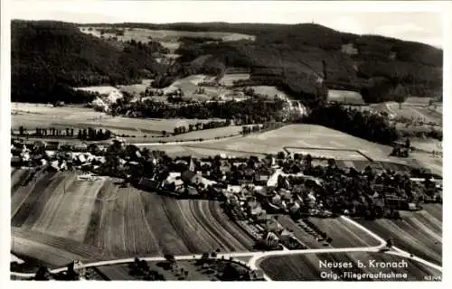 Ak Neuses Kronach in Oberfranken, Luftaufnahme von Neuses, schöne Landschaftsaufnahme, zahlreiche