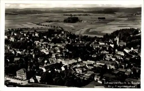 Ak Schwarzenbach an der Saale Oberfranken, Luftaufnahme von Schwarzenbach, Felder und Stadtansich