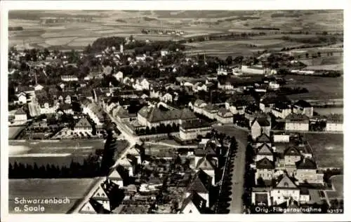 Ak Schwarzenbach an der Saale Oberfranken, Stadtansicht, Luftaufnahme, Häuser, Felder, 