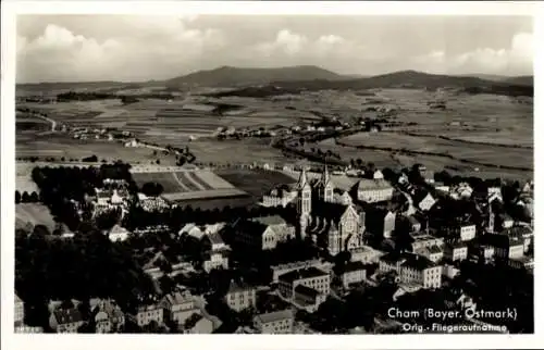 Ak Cham in der Oberpfalz, Luftaufnahme von  Bayer. Ostmark, Sicht auf Kirche und Stadt
