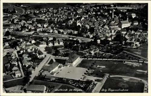 Ak Leutkirch im Allgäu Württemberg, Luftaufnahme von Leutkirch, Stadtansicht, alte Gebäude