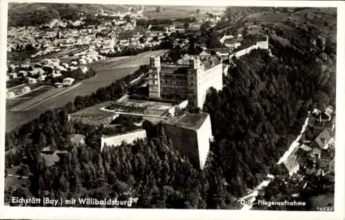 Ak Eichstätt in Oberbayern, Luftaufnahme Willibaldsburg, Stadtansicht, 